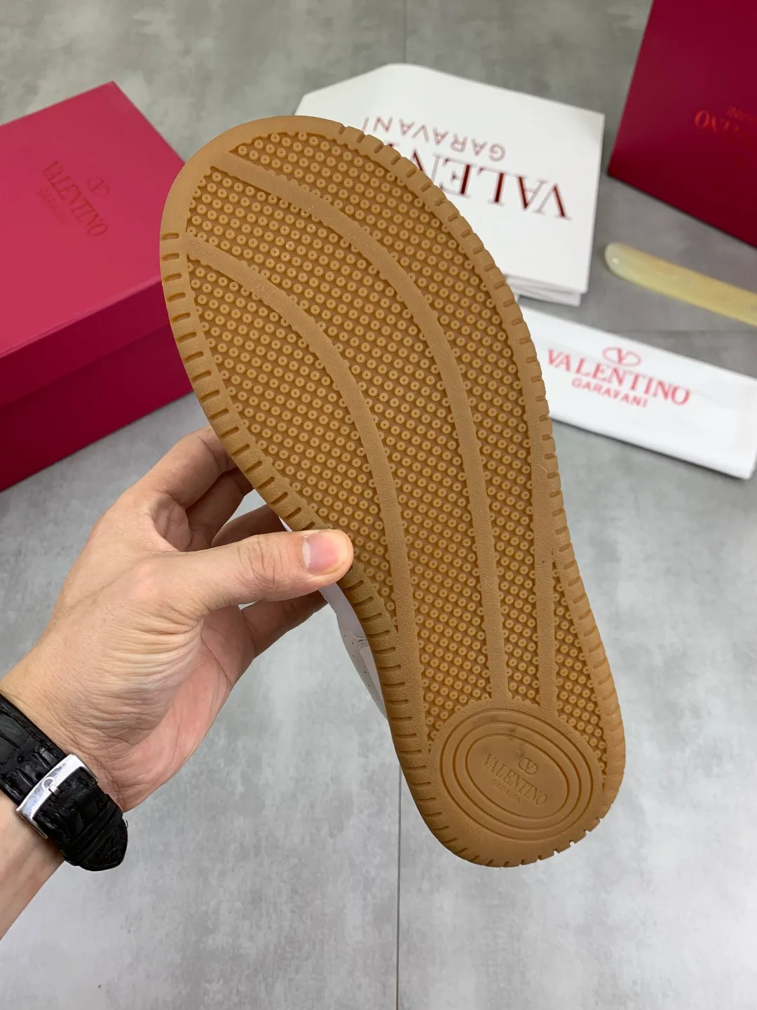 Men's men's shoes 💰P680 New Valentino 𝑶𝒏𝒆𝑺𝒕𝒖𝒅 Couple's sports shoes series Valentino 2025 new couple's sports shoes are on sale. The original ZP purchase and dismantling. Repeated pattern making and modification. 1:1 restoration! Top luxury masterpiece Velcro design Soft and comfortable imported calfskin brings excellent elegant texture and excellent on-foot comfort Top purchasing version upper: imported calfskin surface/original oil edge craftsmanship Lining: water-dyed sheepskin lining Outsole: original development 𝐓𝐏𝐔 two-color combination outsole Packaging: original configuration complete package Code number: 35-46